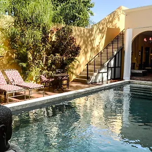 Ochenta Y Dos & Bed & Breakfast